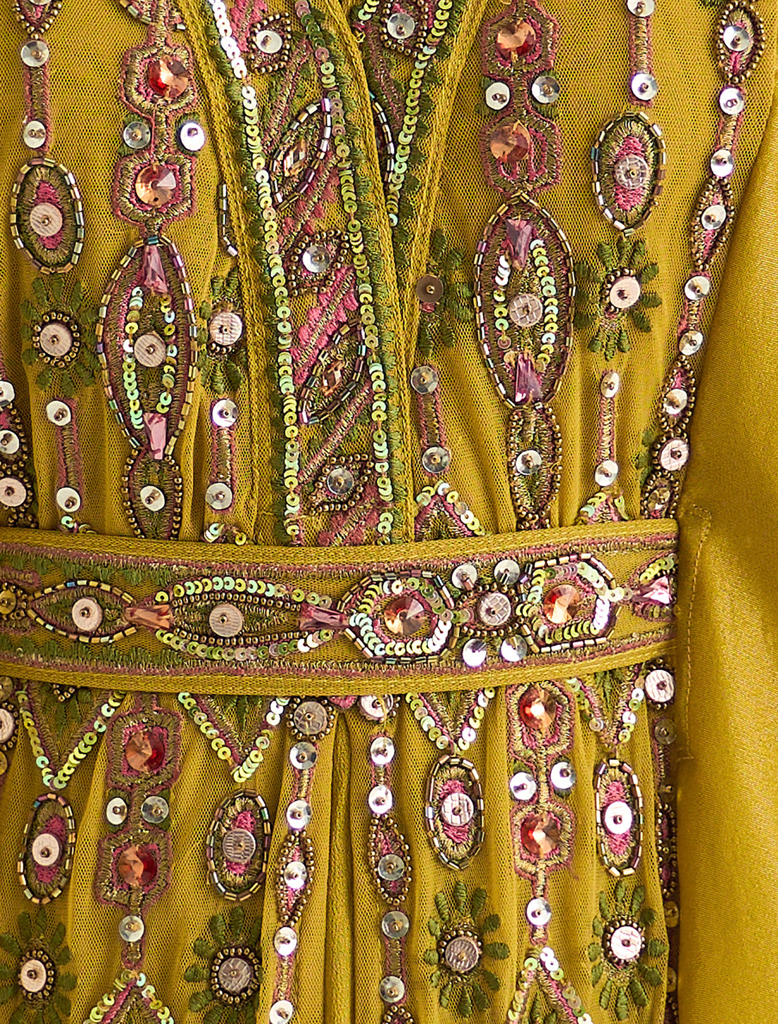 فستان كموني غامق طويل من أرقى موديلات فساتين شتاء 2025
Mustard yellow dress among the elegant 2025 winter dresses