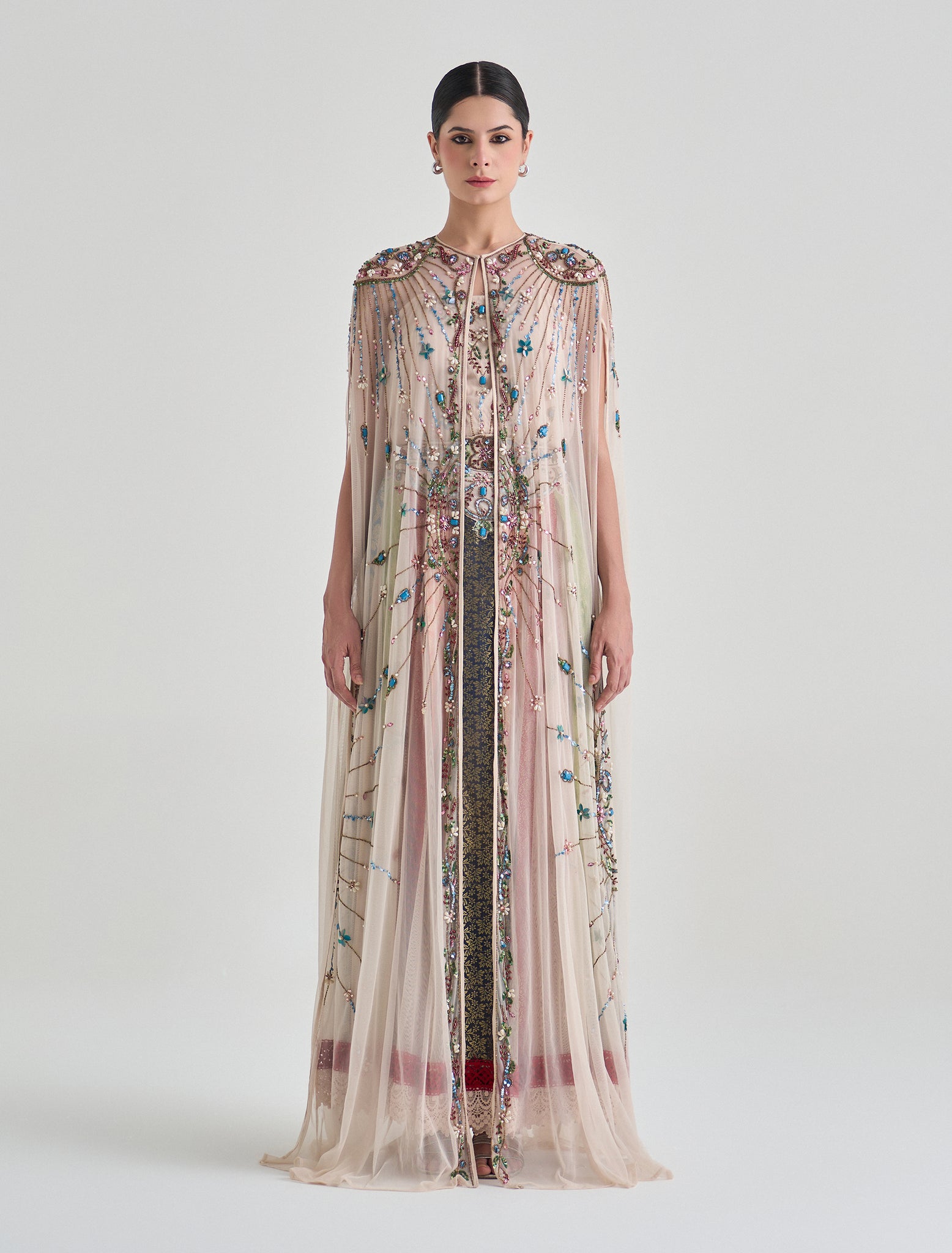 طقم مطرز يدويا من تنورة وبلورة مع كاب