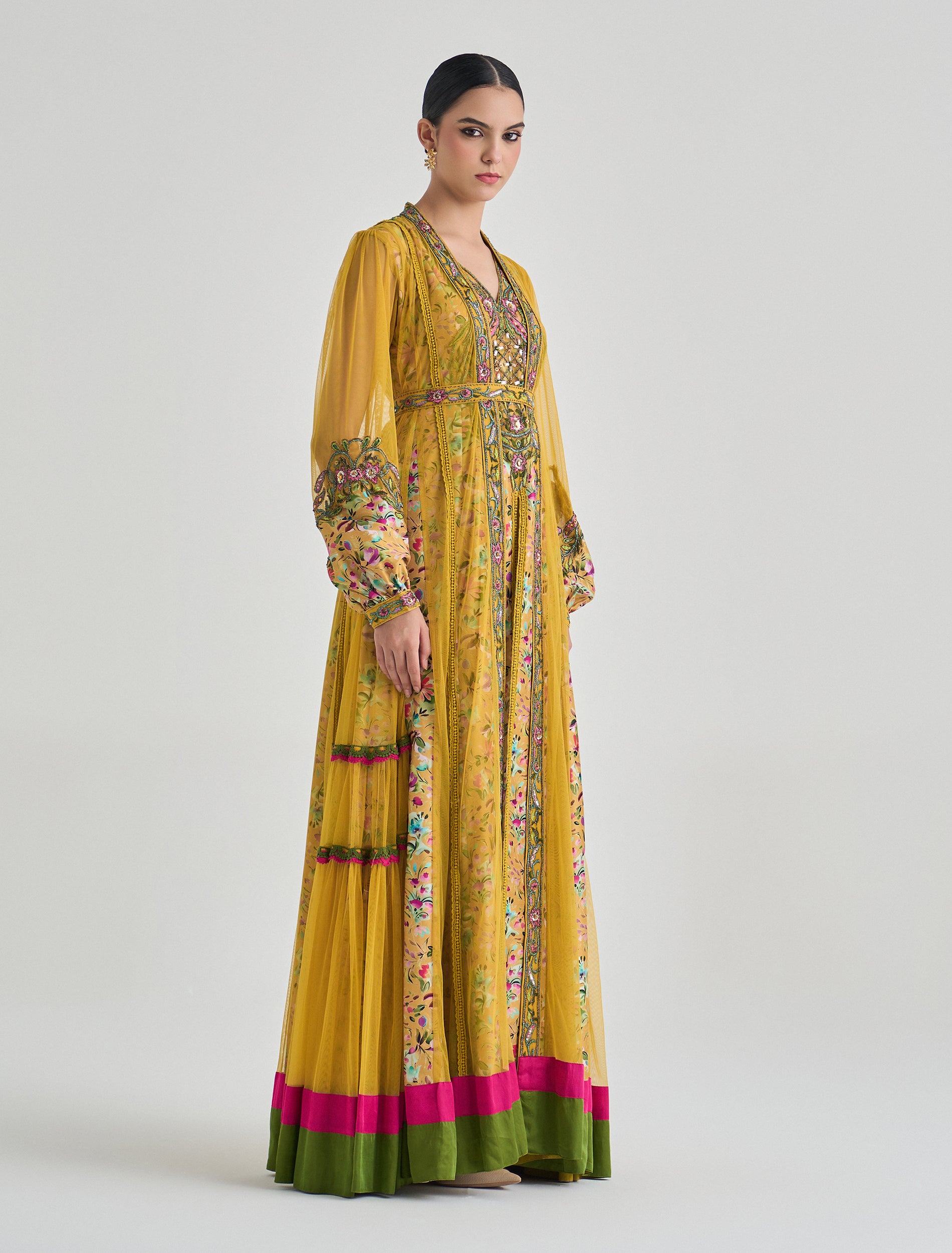 فستان بوهيمي بتفاصيل زهرية بلون أصفر مطرز