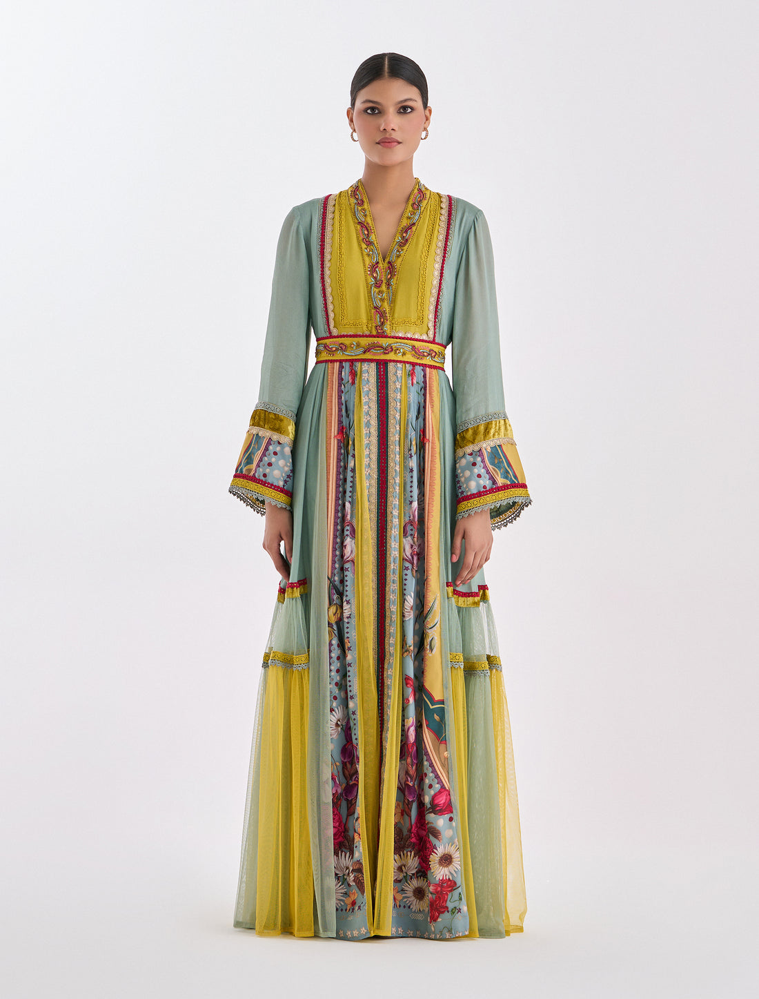 فستان ملون طبقات بتطريز يدوي من أرقى فساتين شتاء 2025