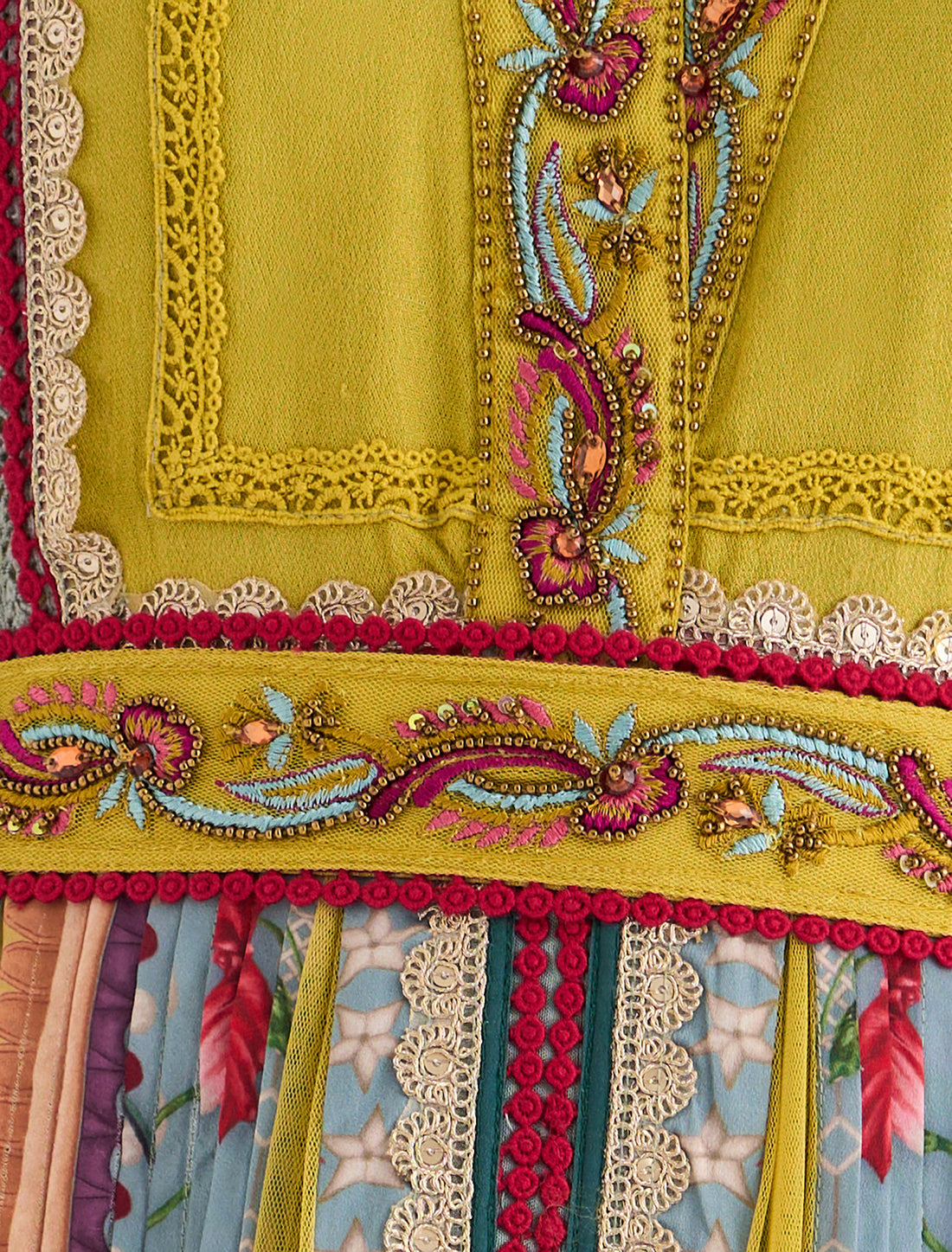 فستان ملون طبقات بتطريز يدوي من أرقى فساتين شتاء 2025