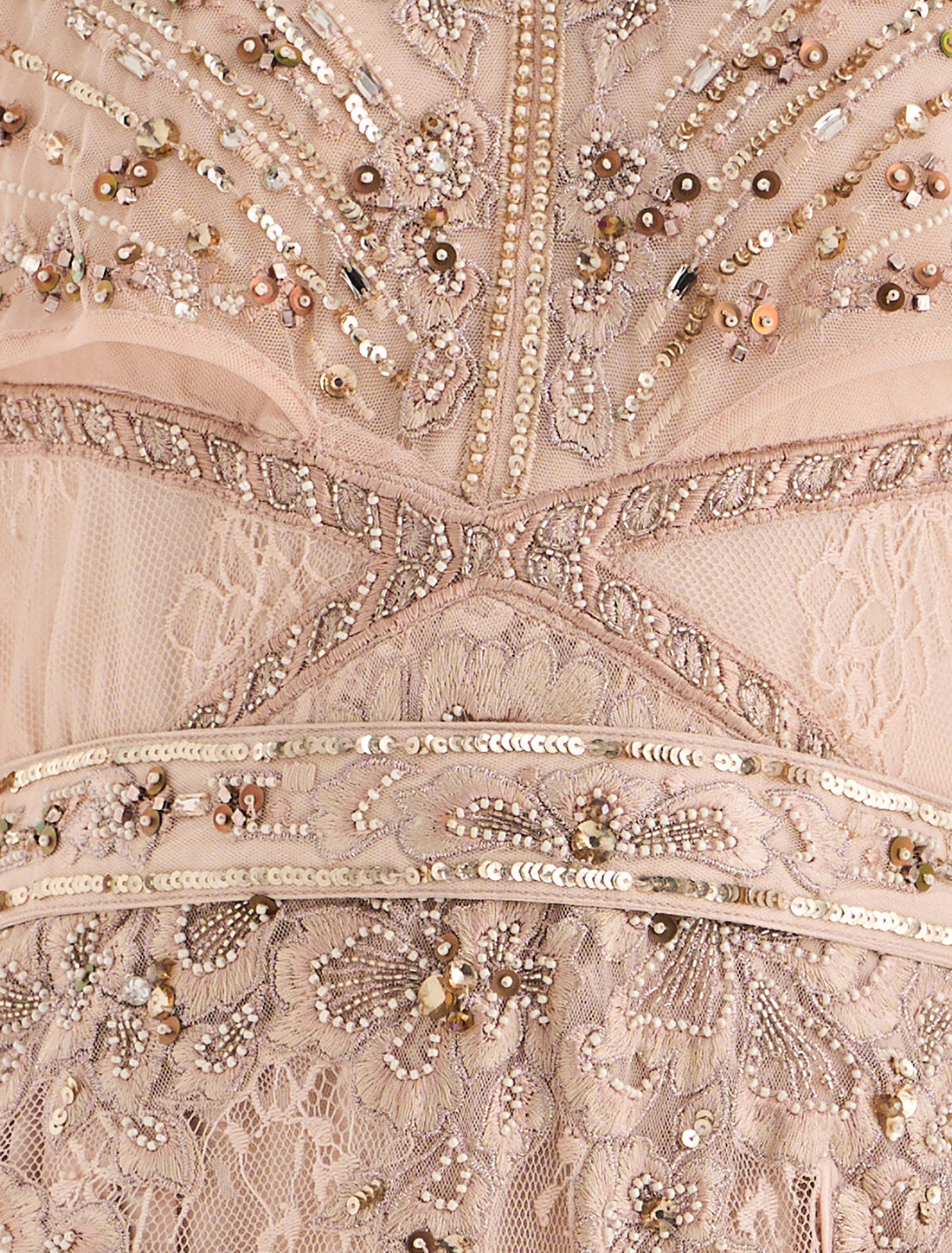 فستان سهرة مطرز يدويًا