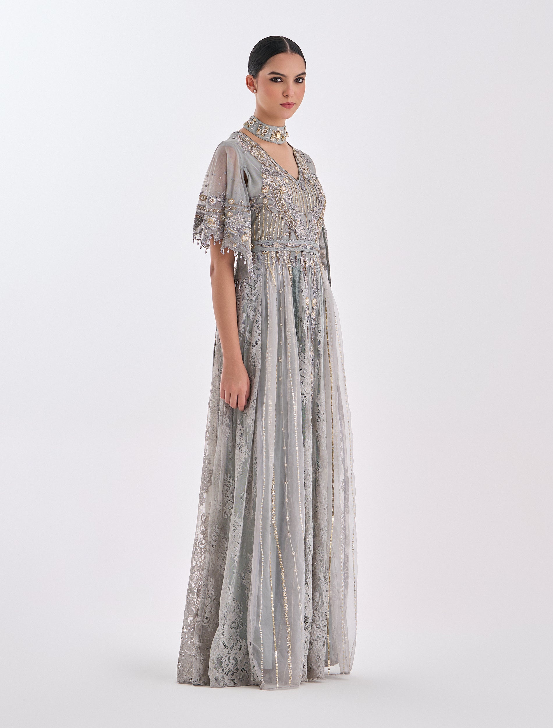 فستان بقصة امبير ستايل سهرات مع طوق مطرز أنيق
Grey Empire cut dress for evenings with embroidered choker 