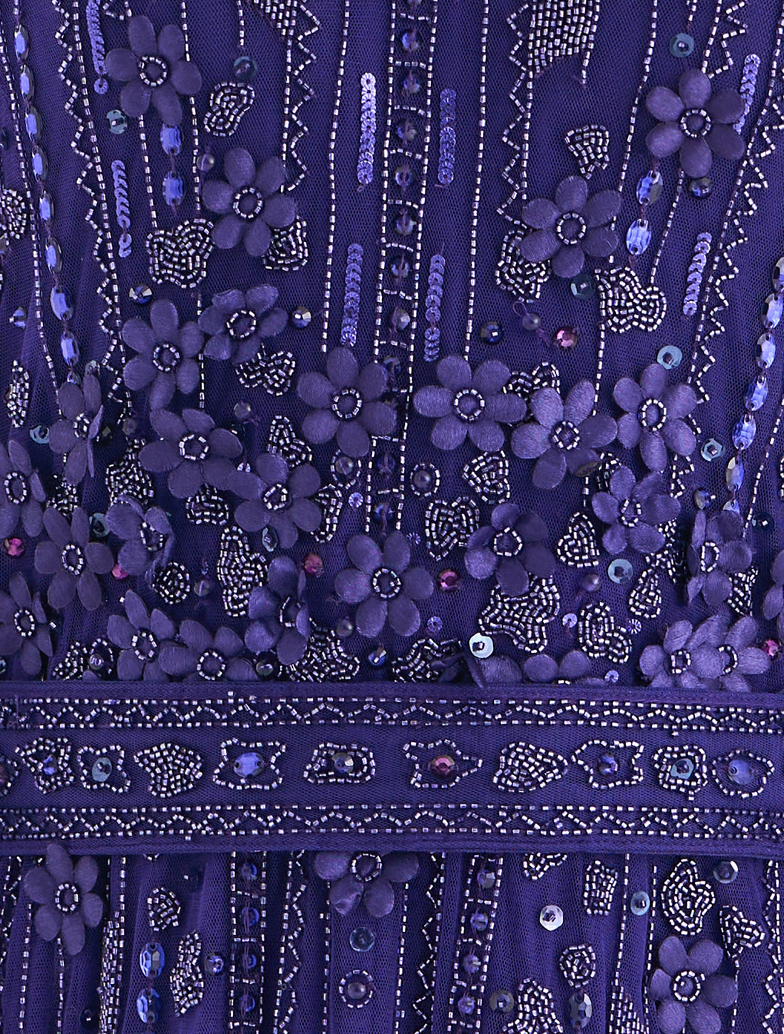 فستان بنفسجي غامق بأكمام كاب طويلة مطرزة
Dark purple dress with long embroidered cape sleeves