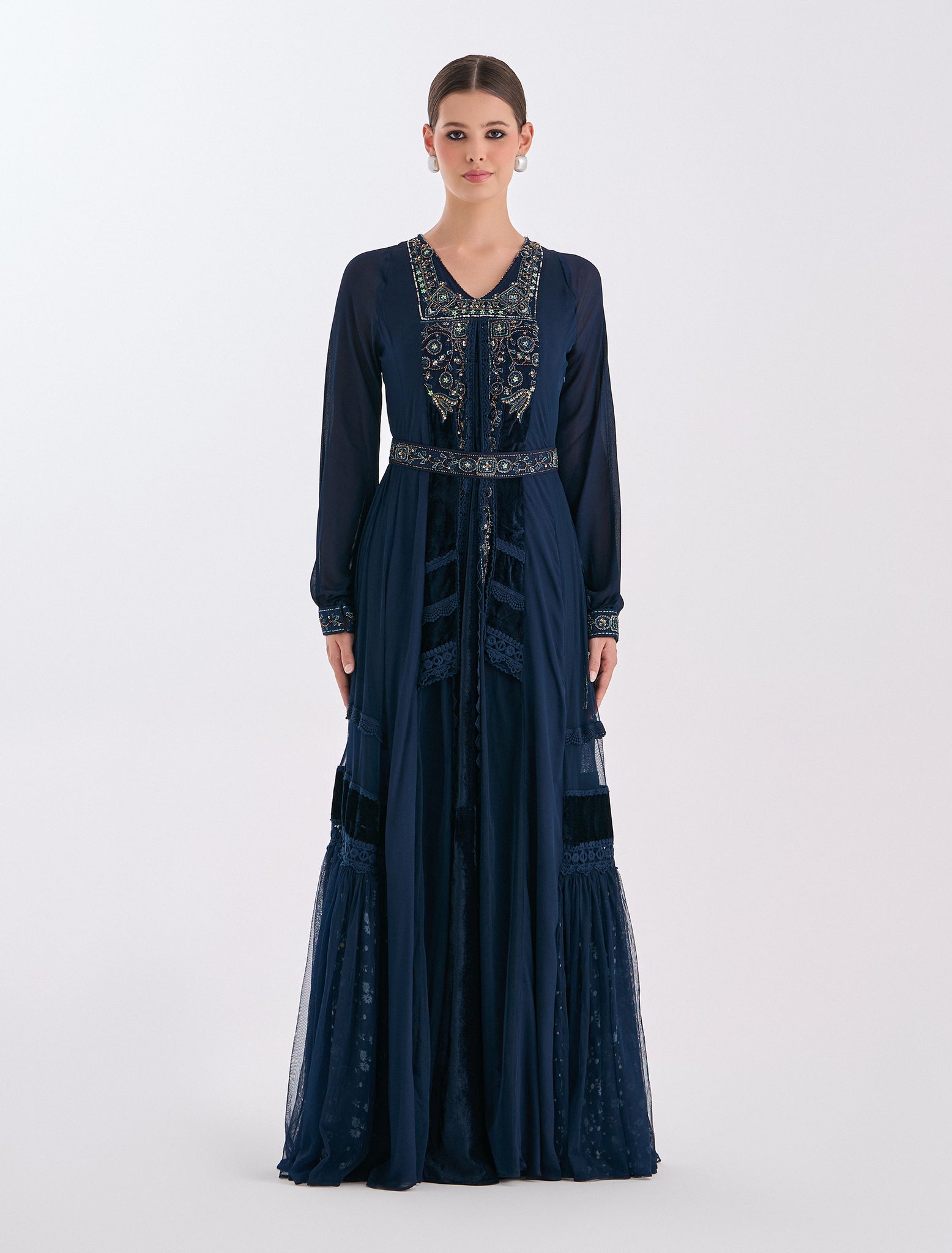 فستان سهرة مطرّز يدويًا