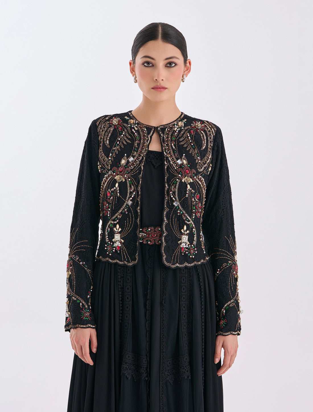 فستان مع جاكيت اسود طويل بلمسات دانتيل مميزة