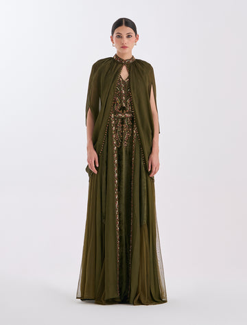 فستان سهرة زيتي مع كاب بشكل درابيه من التل
Olive-green dress with tulle cape
