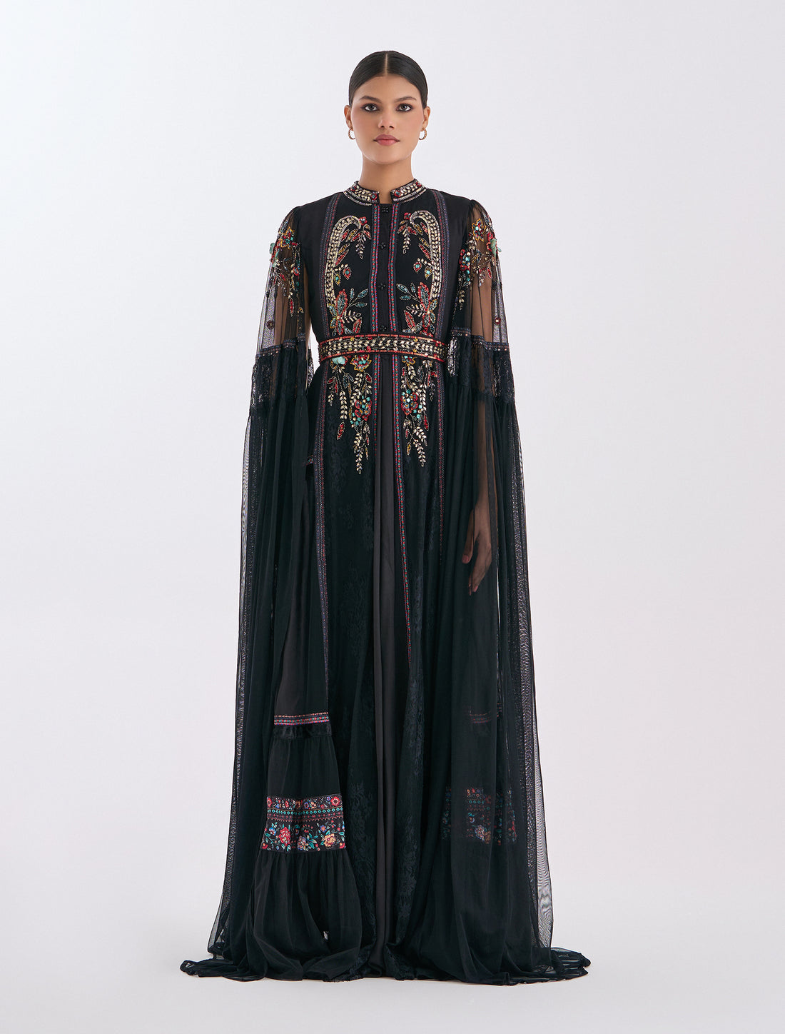 فستان مطرز طويل اسود بأكمام كاب مفتوحة