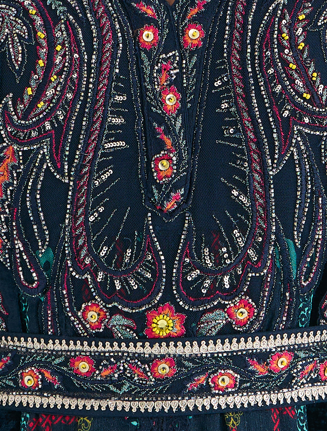 فستان ساتر وانيق بلون كحلي داكن بأكمام متوسطة الطول