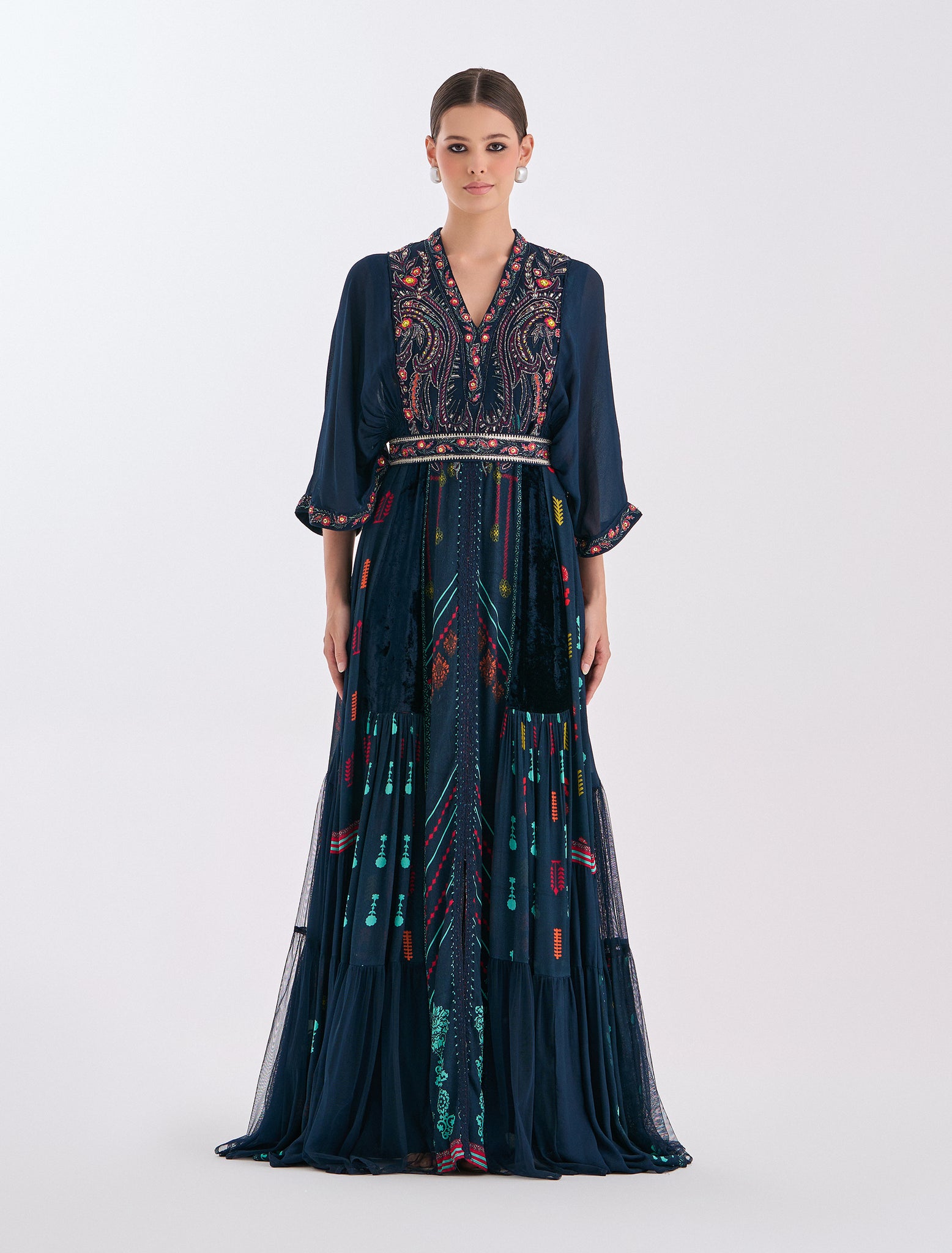 فستان ساتر وانيق بلون كحلي داكن بأكمام متوسطة الطول