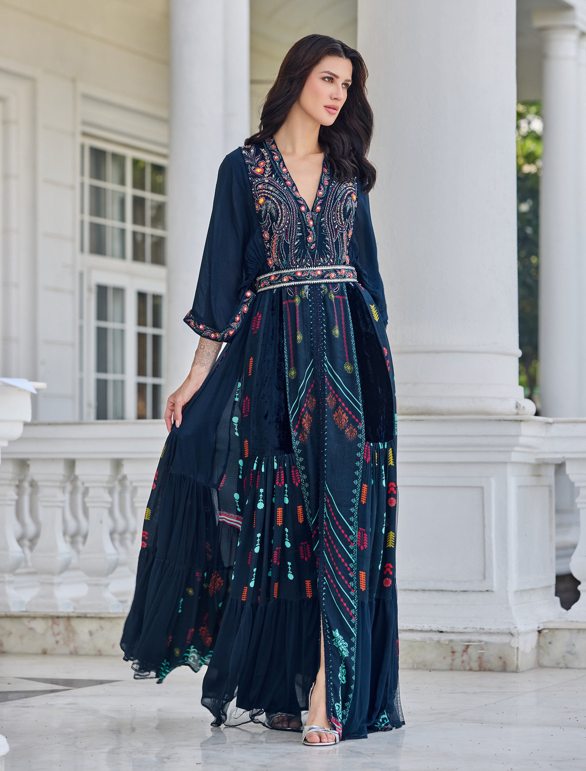 فستان كحلي غامق طويل فاخر لسنة 2025