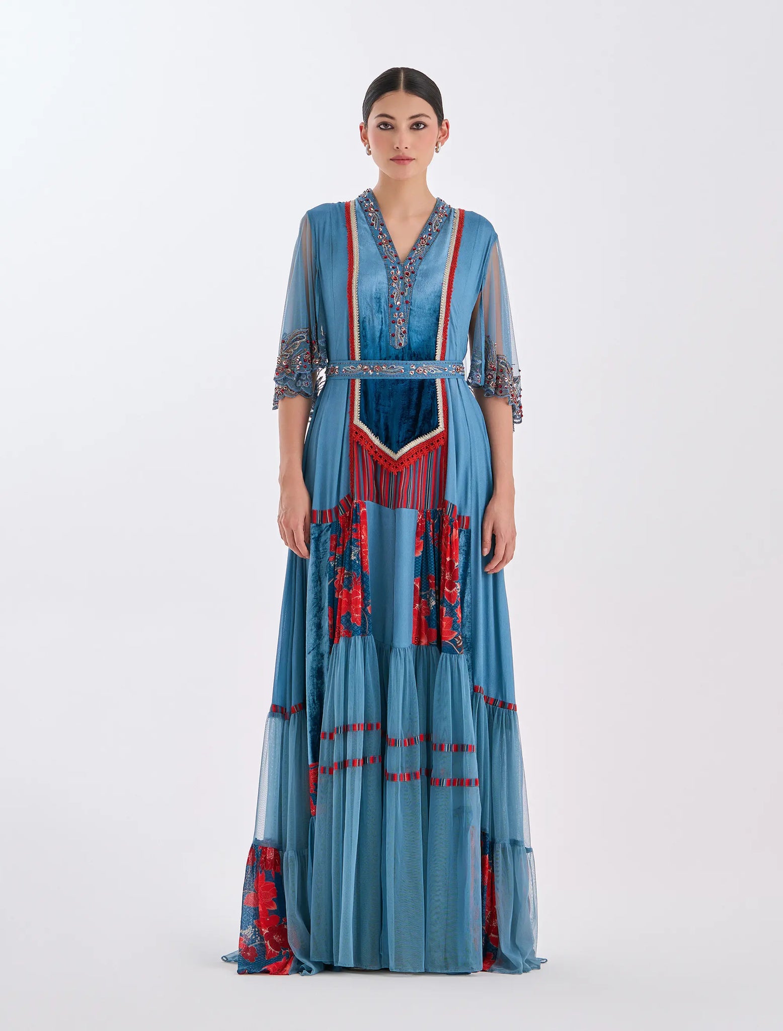 فستان سهرة بلون فيروزي بتطريز يدوي