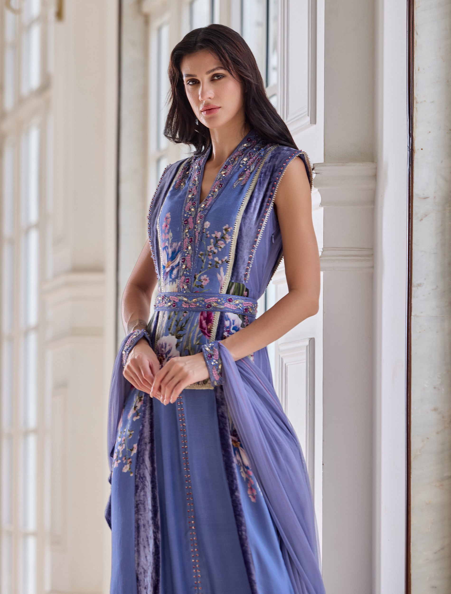 تصميم سهرة فستان بشال طويل يمكن ارتدائه أو الاستغناء عنه