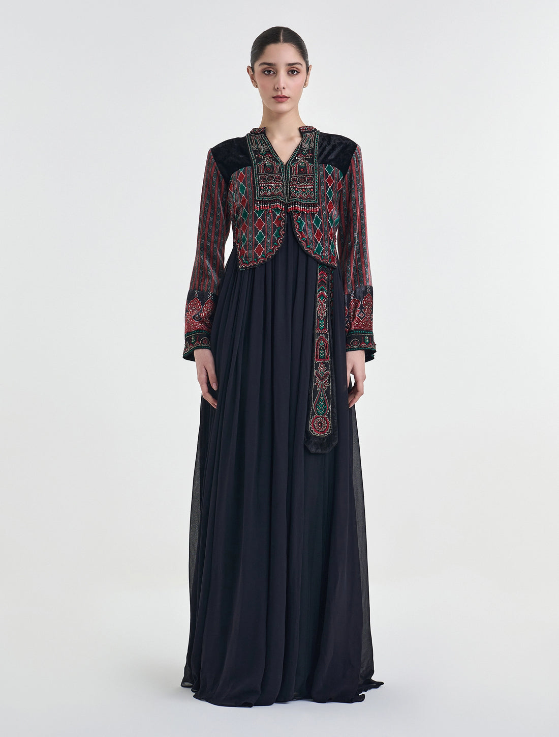 فستان تل اسود بتطريز تقليدي بأكمام طويلة
Black velvet dress with long sleeves and traditional embroidery
