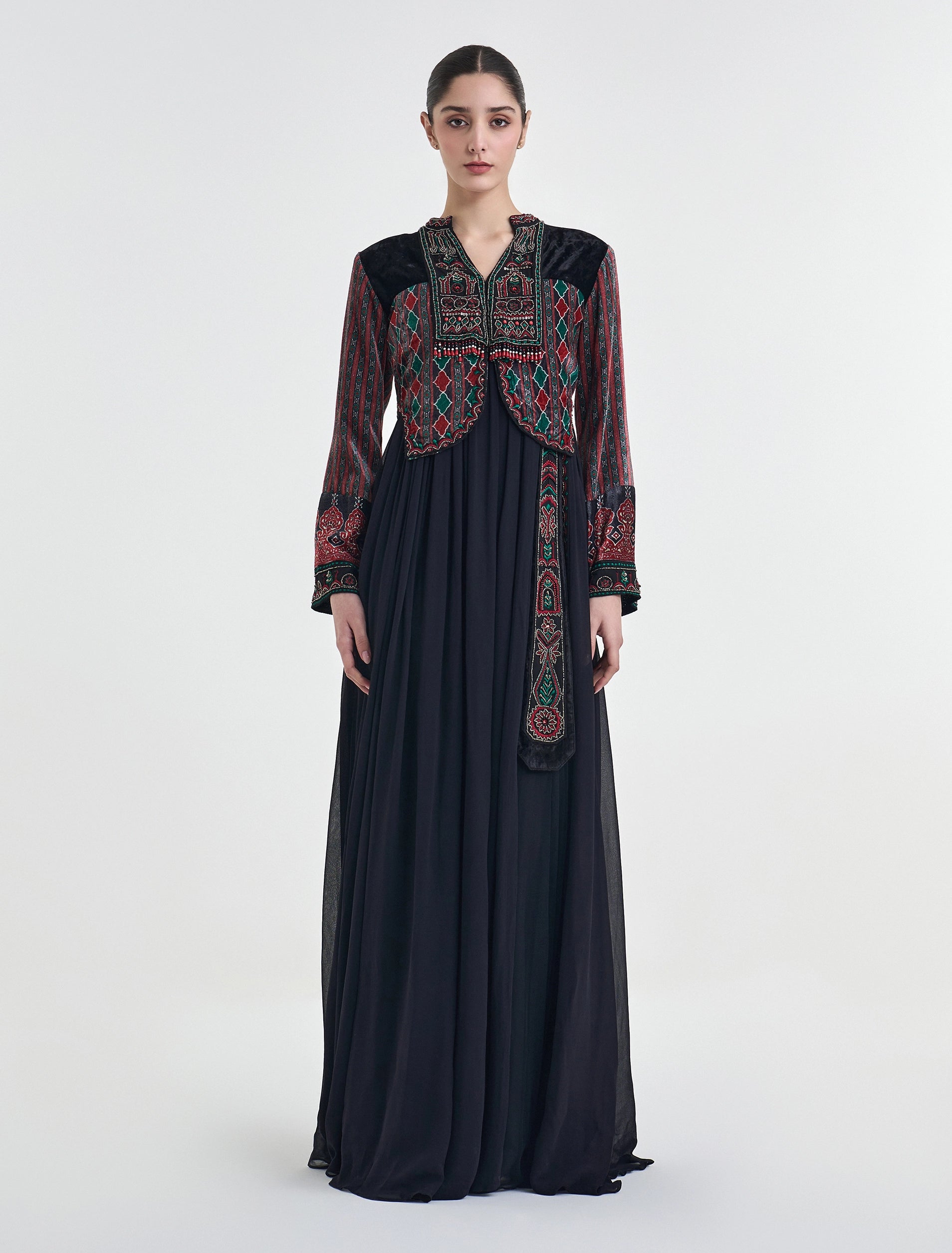 فستان تل اسود بتطريز تقليدي بأكمام طويلة
Black velvet dress with long sleeves and traditional embroidery