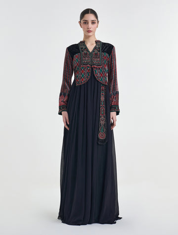 فستان تل اسود بتطريز تقليدي بأكمام طويلة
Black velvet dress with long sleeves and traditional embroidery