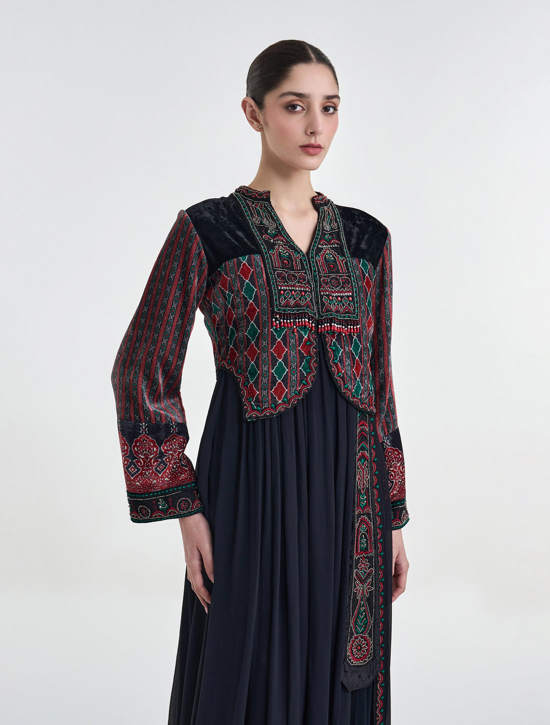 فستان تل اسود بتطريز تقليدي بأكمام طويلة
Black velvet dress with long sleeves and traditional embroidery
