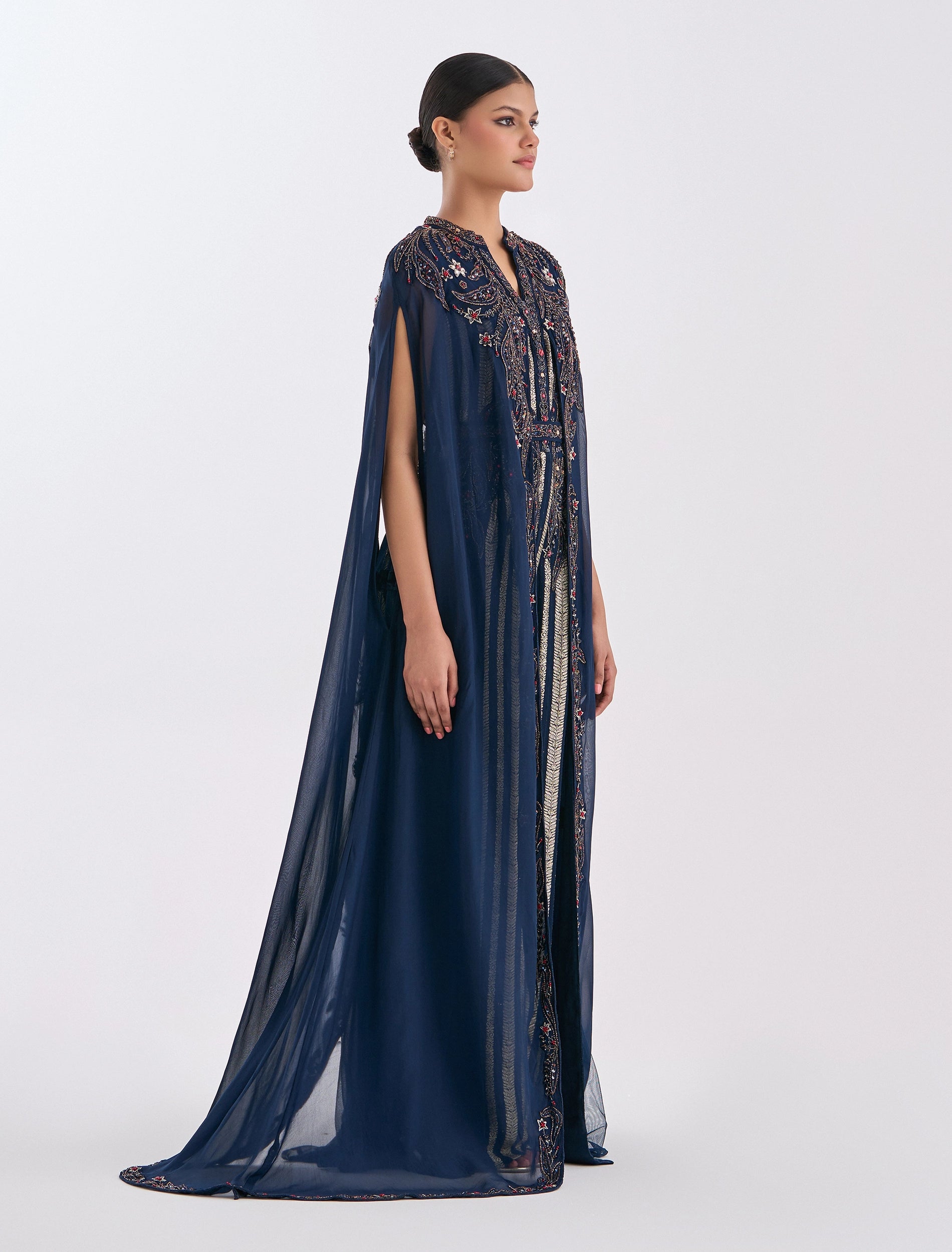 جمبسوت نسائي سهرة طويل مطرز بتطريز فاخر 
Long jumpsuit for women with luxurious hand embroidery