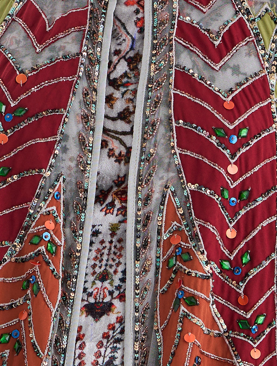 طقم من ثلاث قطع مطرز يدويا مع شال طويل