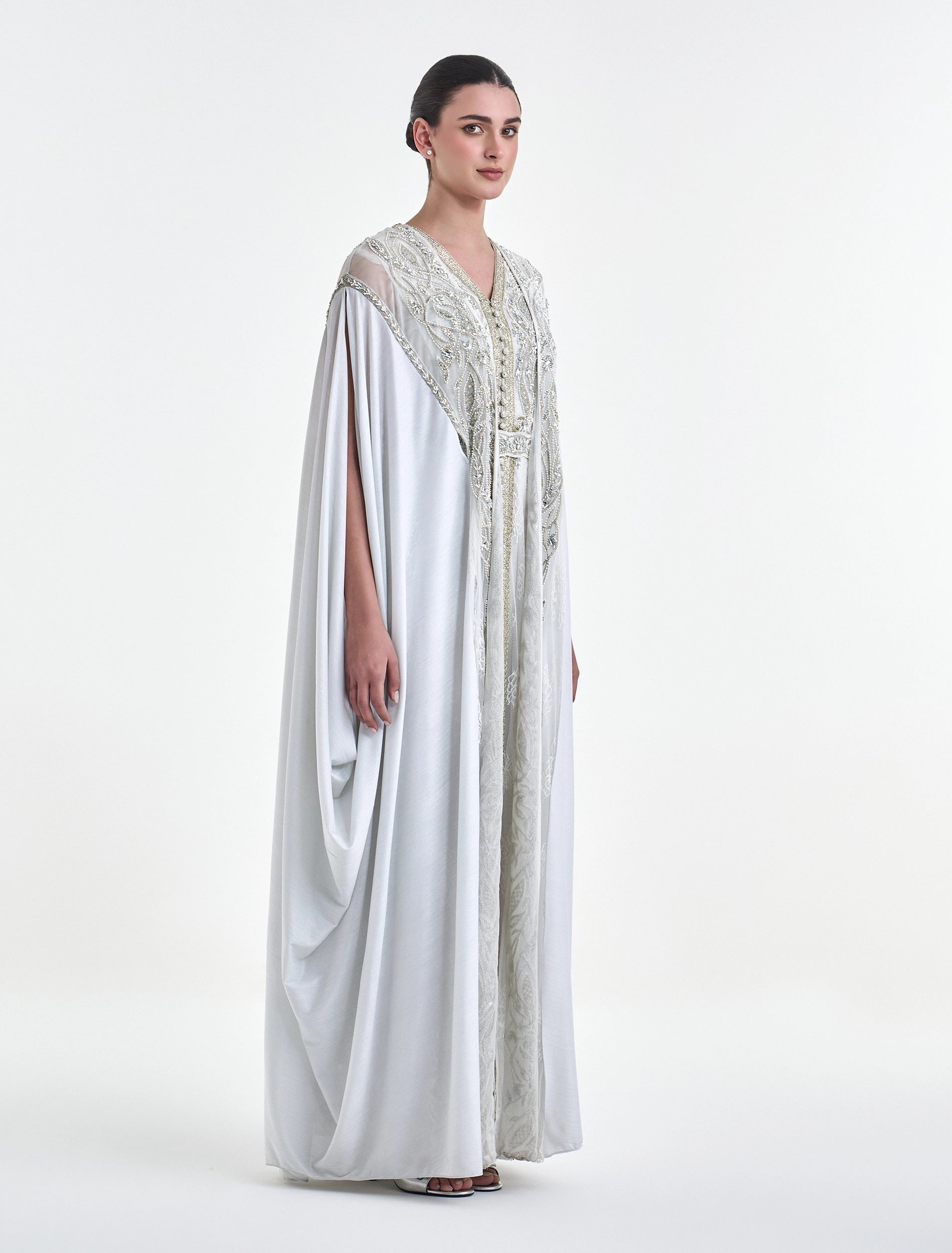 فستان سهرة ابيض مع كاب فضفاض