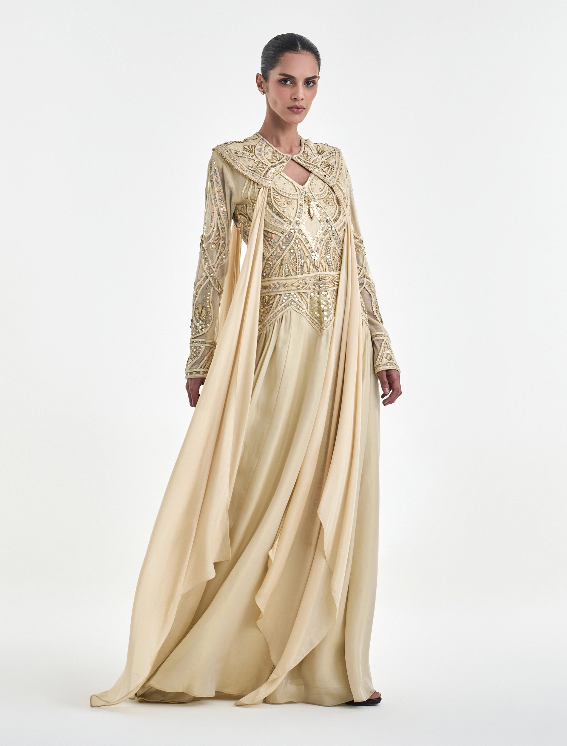 تصميم فستان اصفر فاتح بأكمام طويلة مع وشاح 
Long-sleeve maxi dress in light yellow with a sush