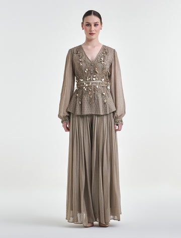 بنطلون واسع وبلوزة قصيرة مطرزة