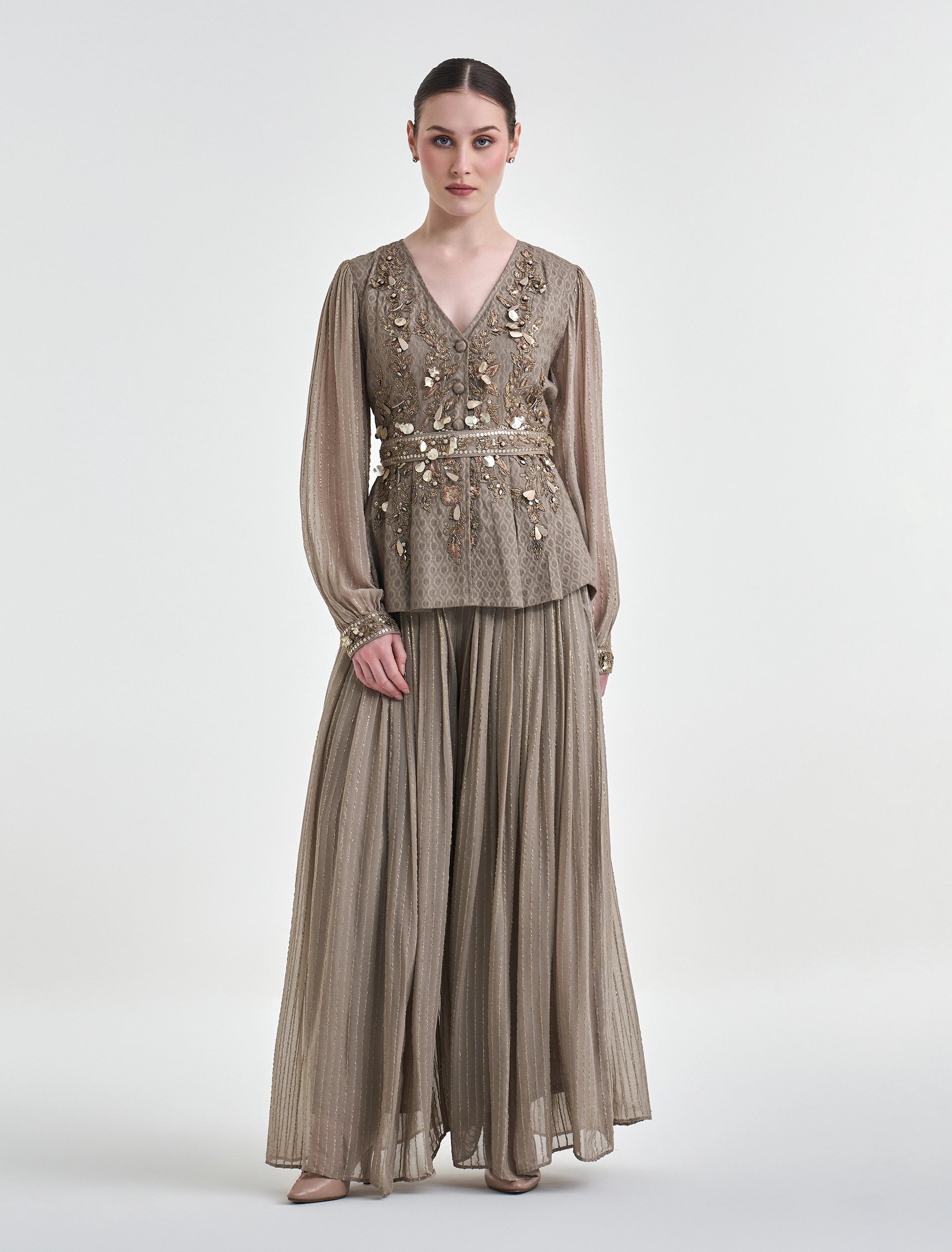 بلوزة وبنطلون واسع أنيق بلون بني فاخر