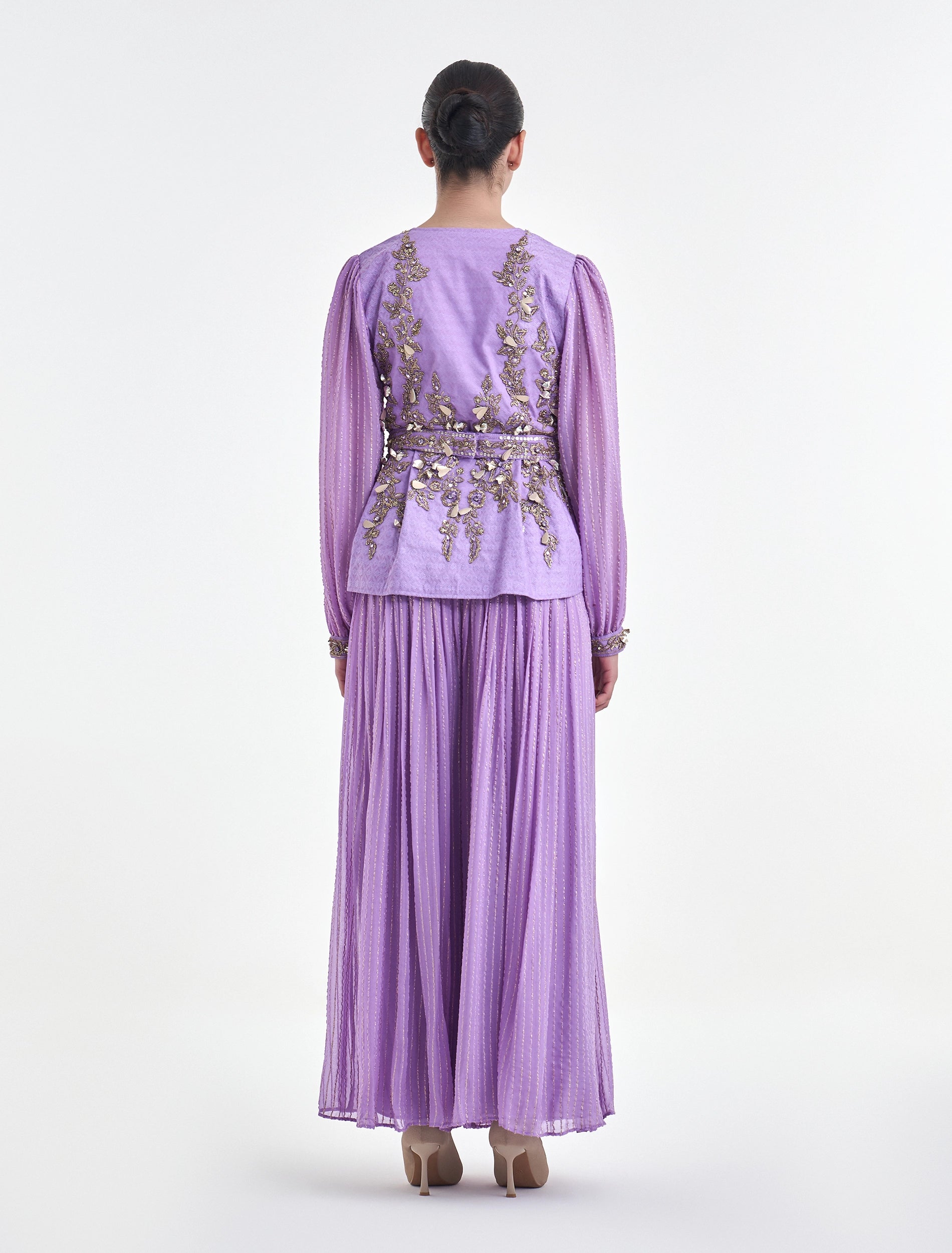 طقم بنطلون واسع بلون بنفسجي مطرز
Purple wide-leg pants set with embroidery