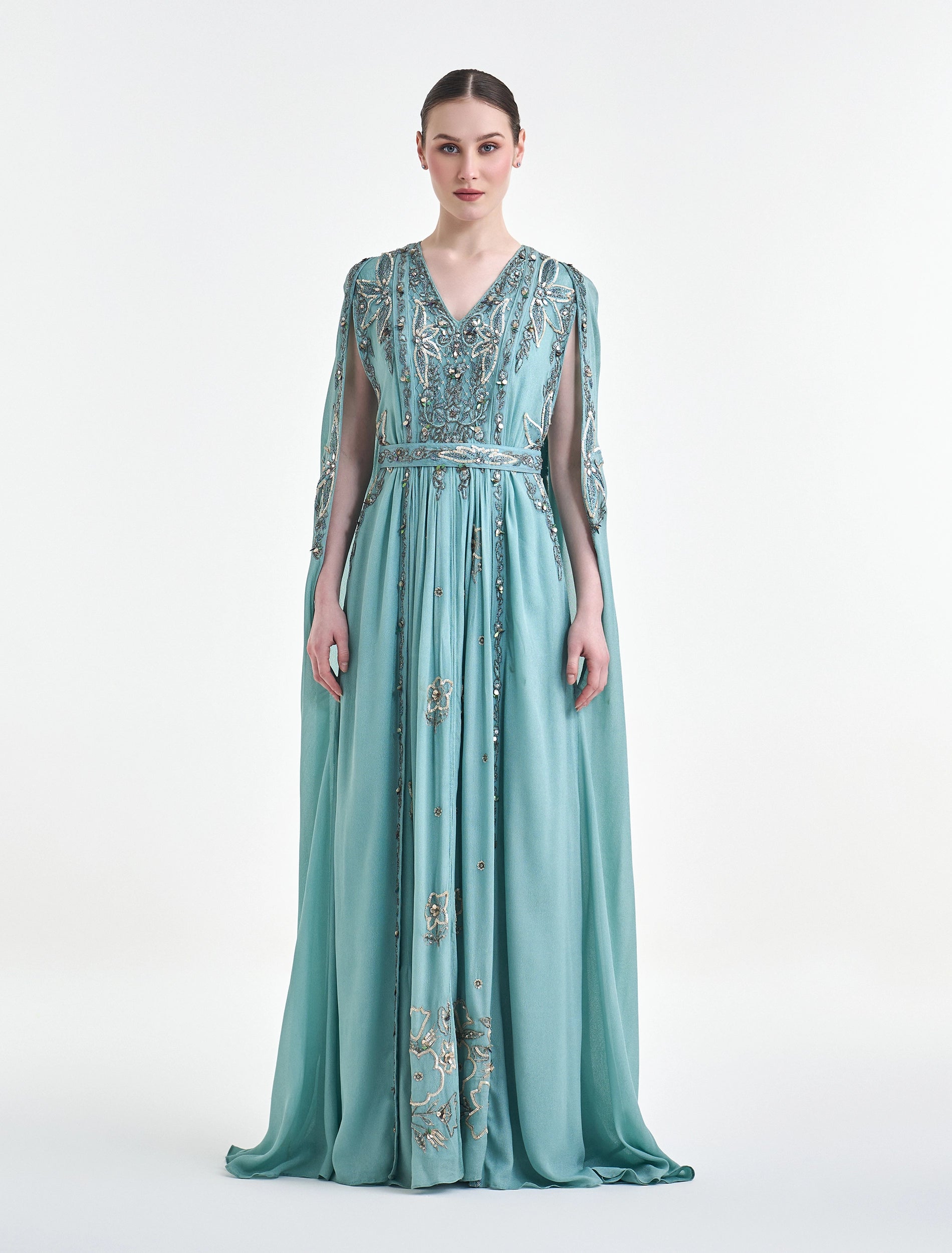 فستان كاب طويل مطرز مفتوح من جهة الكتفين
Cape dress with embroidery and open shoulders