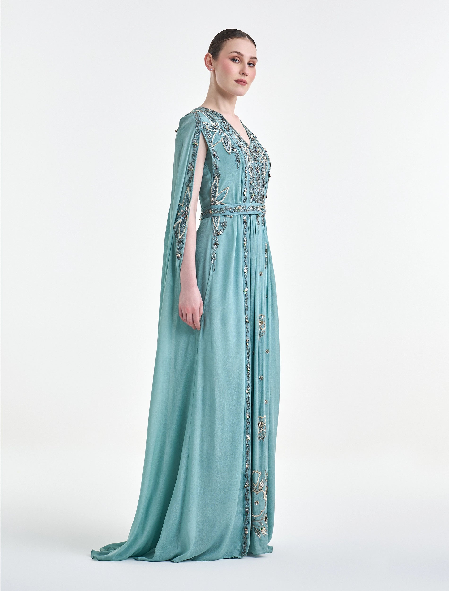 فستان باكمام كاب طويلة مطرزة للسهرات
Long cape dress with embroidery for evenings