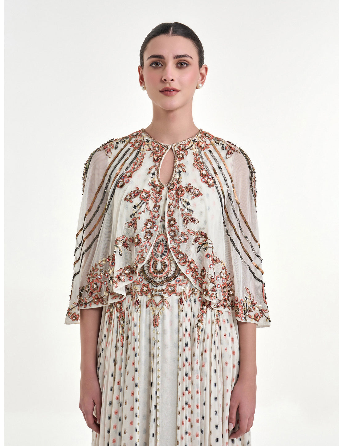 فستان منقط طويل مع بوليرو قصير
Polka dot dress with a short bolero