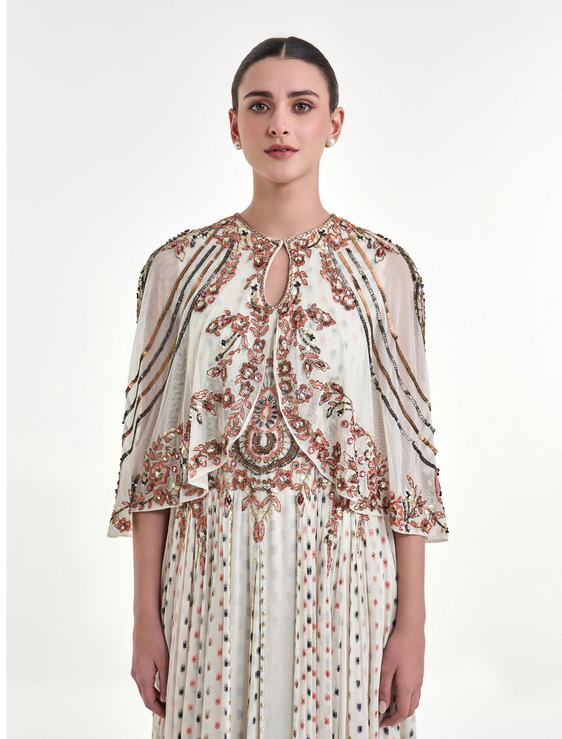 فستان اوف وايت طويل سهرة مع بوليرو مطرز