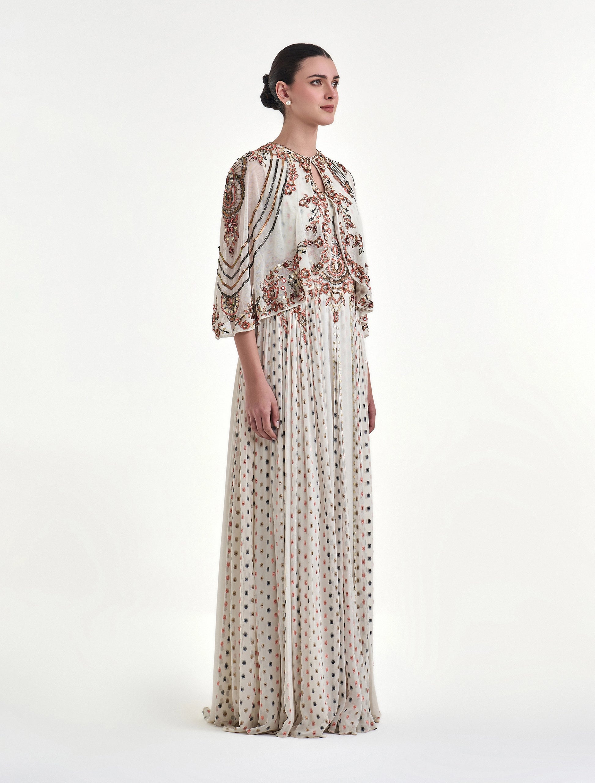 فستات منقط ابيض واسود بتطريزات ملونة أنيقة
Black and white polka dot dress with colorful embroidery