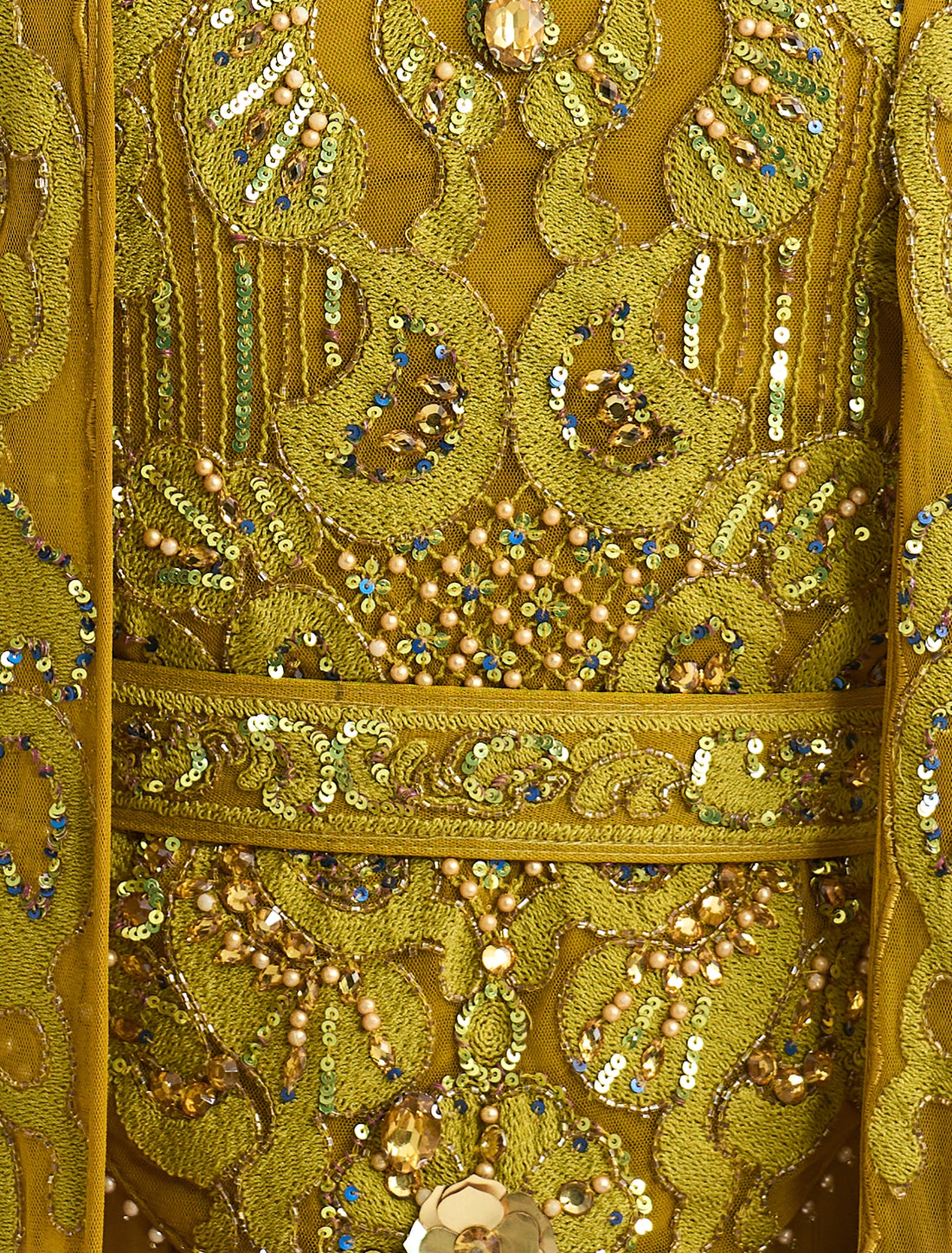 فستان سهرة مطرز يدويًا 