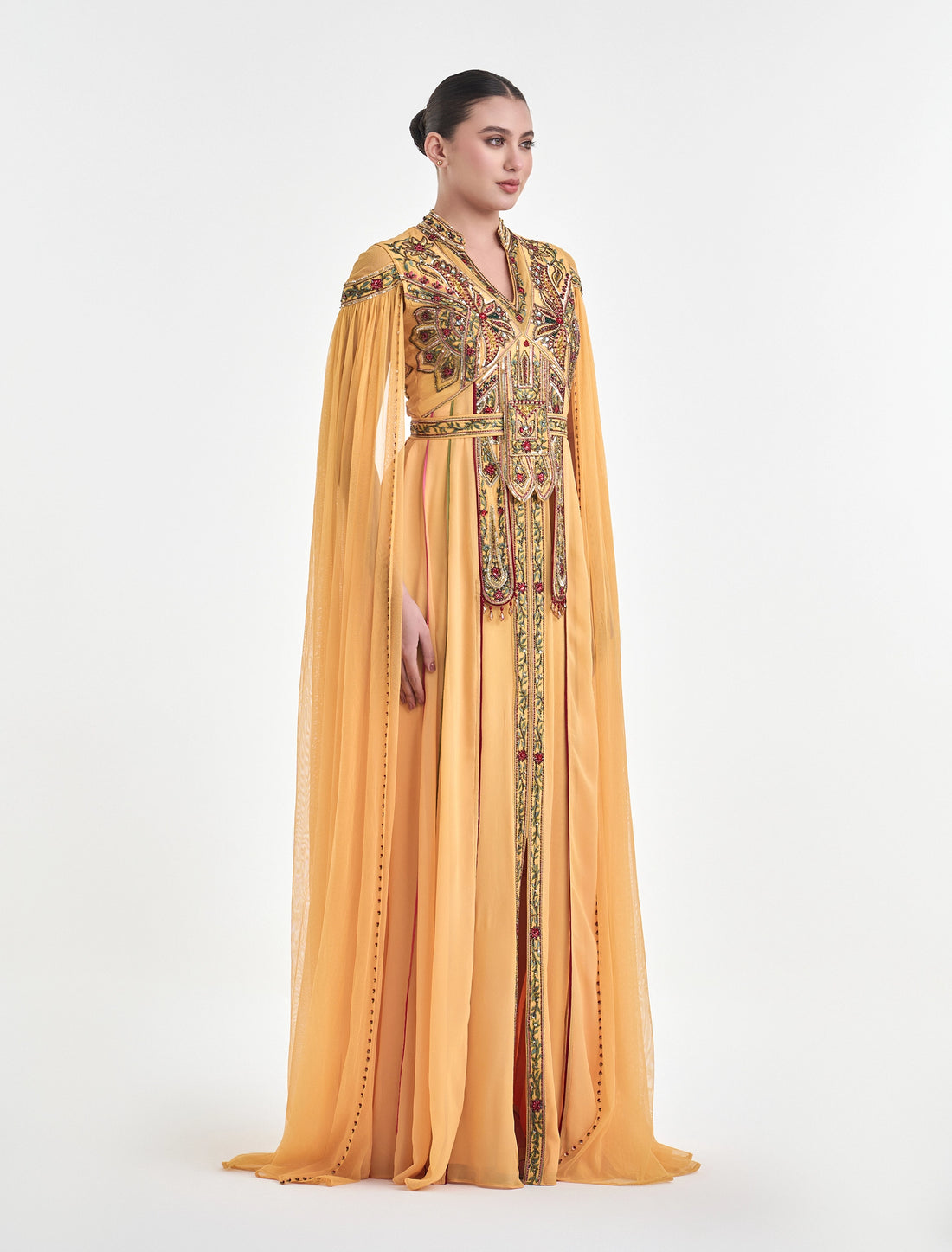 فستان سهرة مطرز يدويًا 