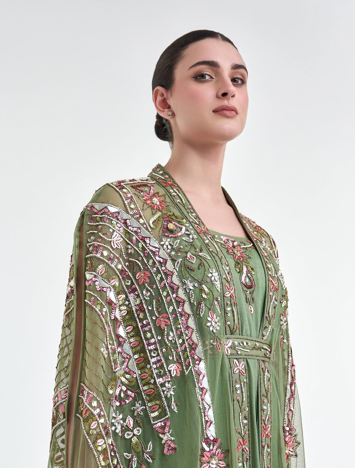 فستان سهرة اخضر مطرز بتطريز يدوي فاخر
Green dress for evenings with refined hand embroidery
