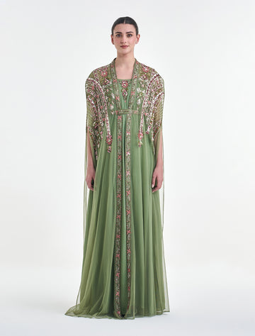 فستان سهرة لون اخضر فستقي مع اكمام كيب بتصميم أنثوي ناعم
Pistachio green dress with cape sleeves and a feminine style