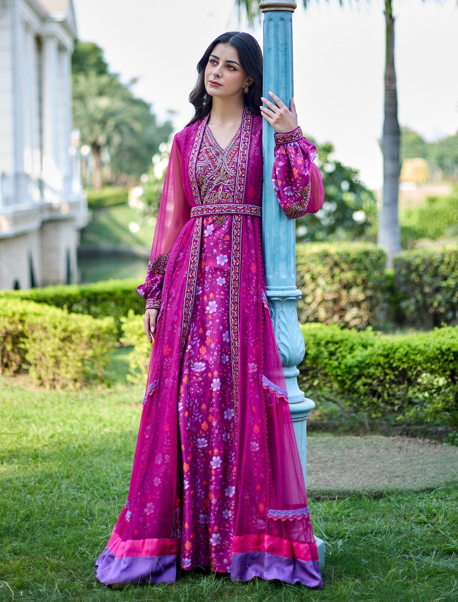 فستان مورد بتطريز يدوي ناعم
Floral dress with hand 