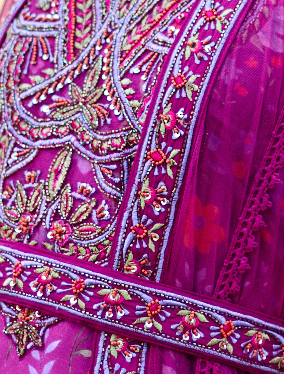 فستان مورد سهرات طويل بلون فوشي بطبقات متعددة
Long floral dress in fuchsia with multiple layers