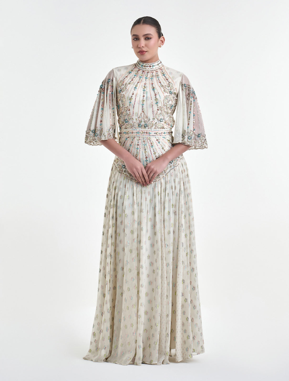 فستان لون اوف وايت سهرة أنيق مع درابيه بشال خلفي
off_white dress with a shawl and a draped design