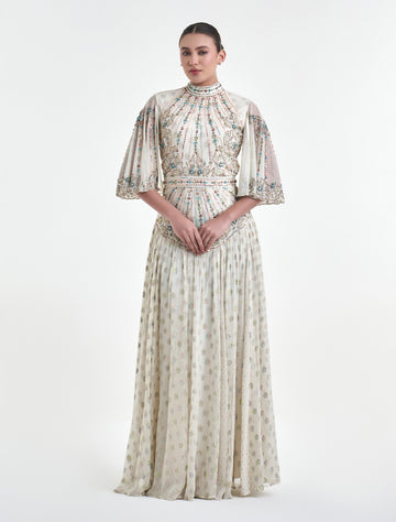 فستان لون اوف وايت سهرة أنيق مع درابيه بشال خلفي
off_white dress with a shawl and a draped design