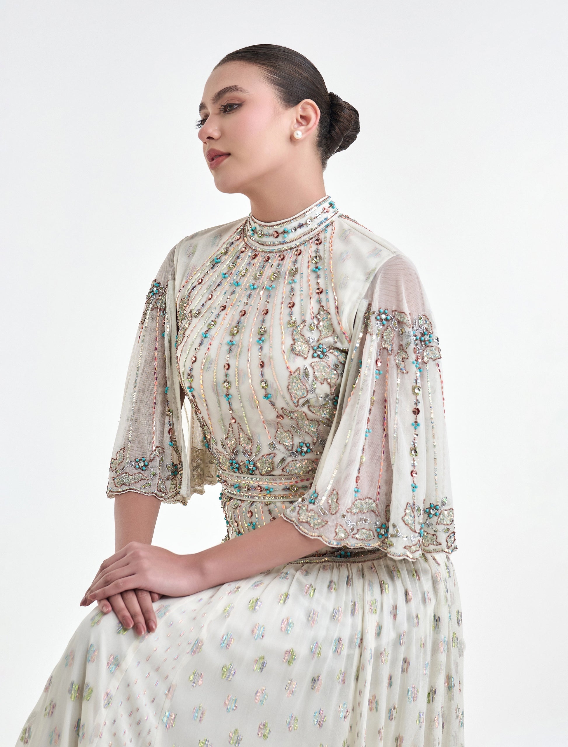 فستان سهرة سكري بأكمام قصيرة مطرزة
cream dress with embroidered short sleeves