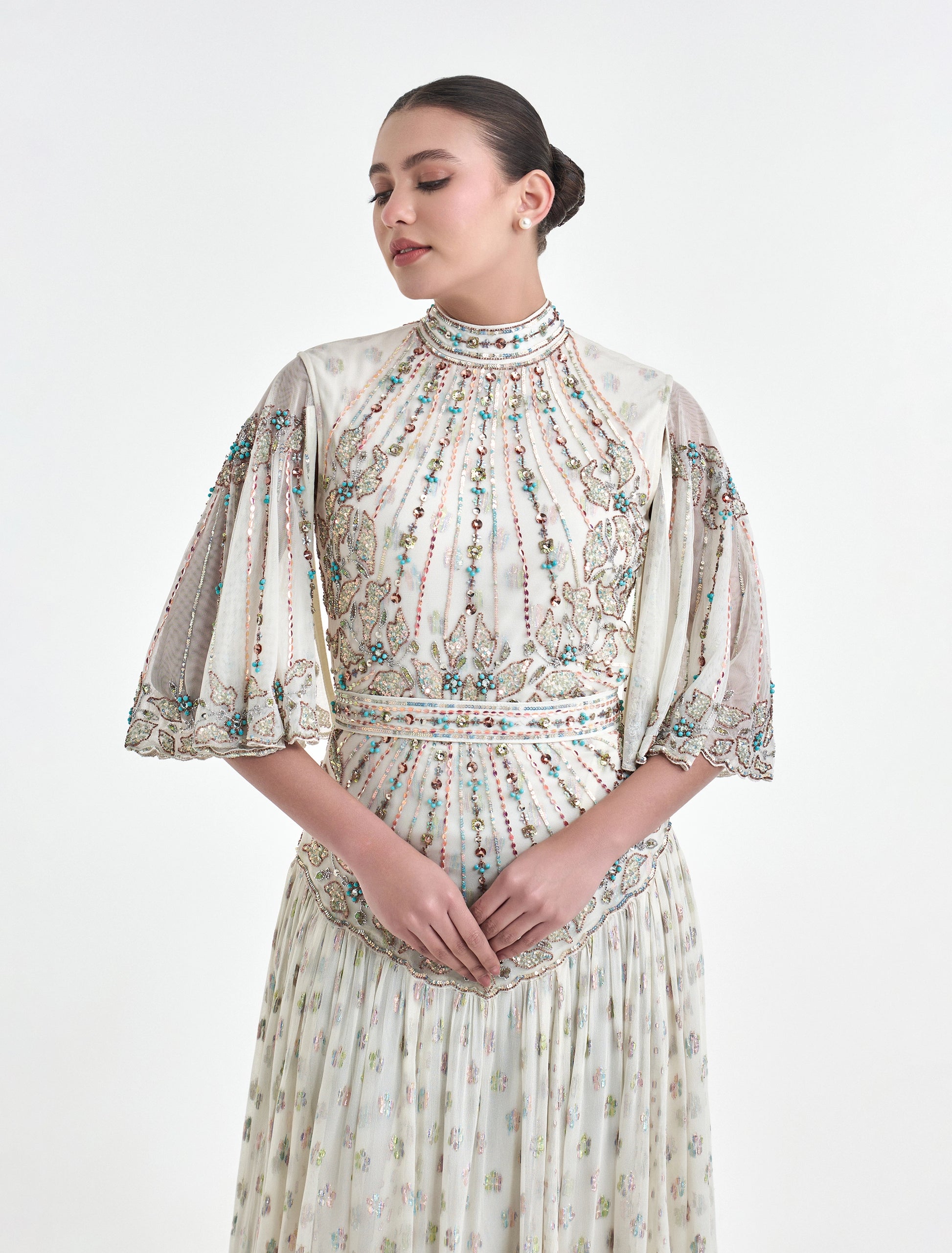 فستان سهرة ماكسي بتطريز ملون لامع
maxi dress for evenings with shimmering vibrant embroidery