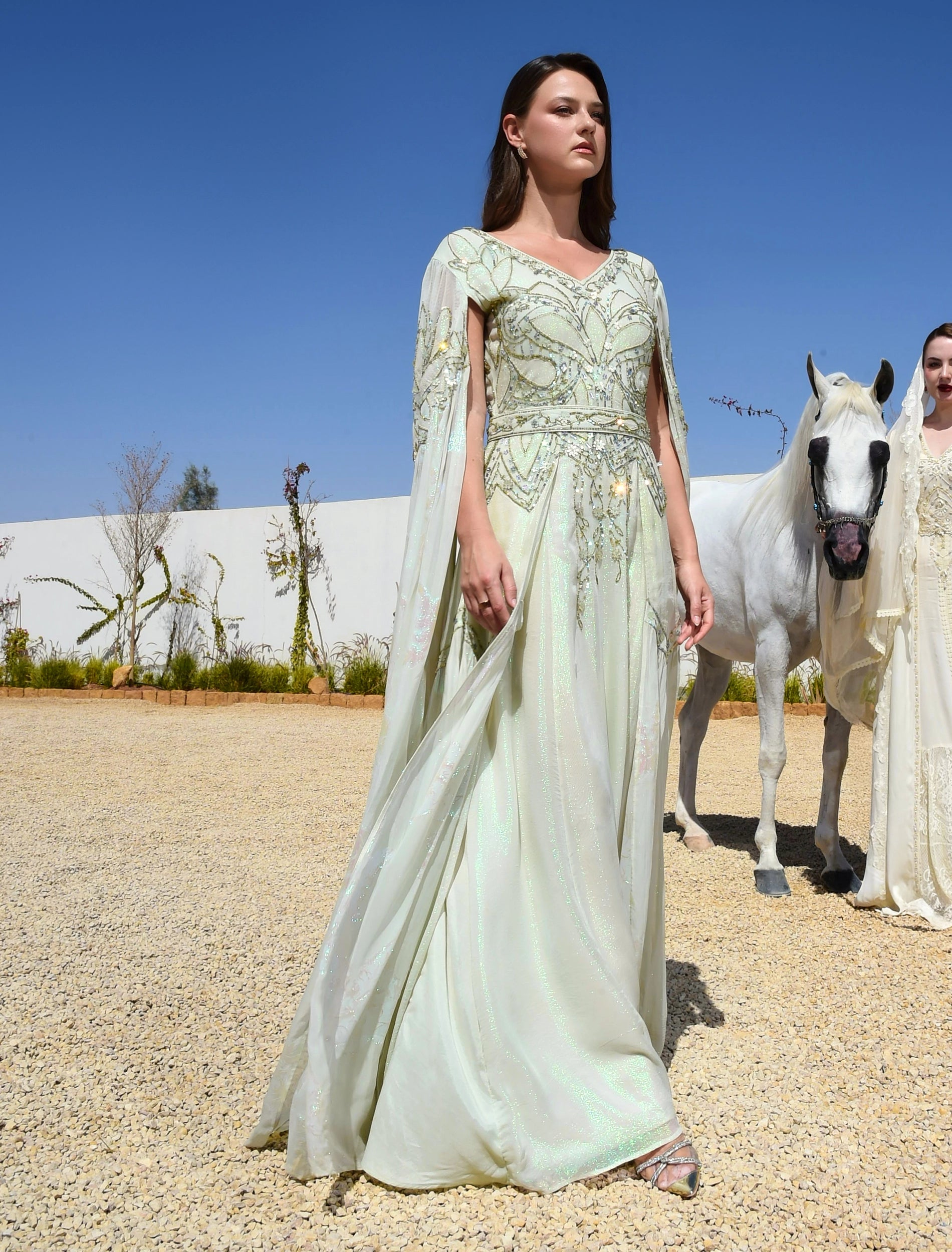 فستان سهرة اخضر فاتح بتصميم طبقات مطرزة