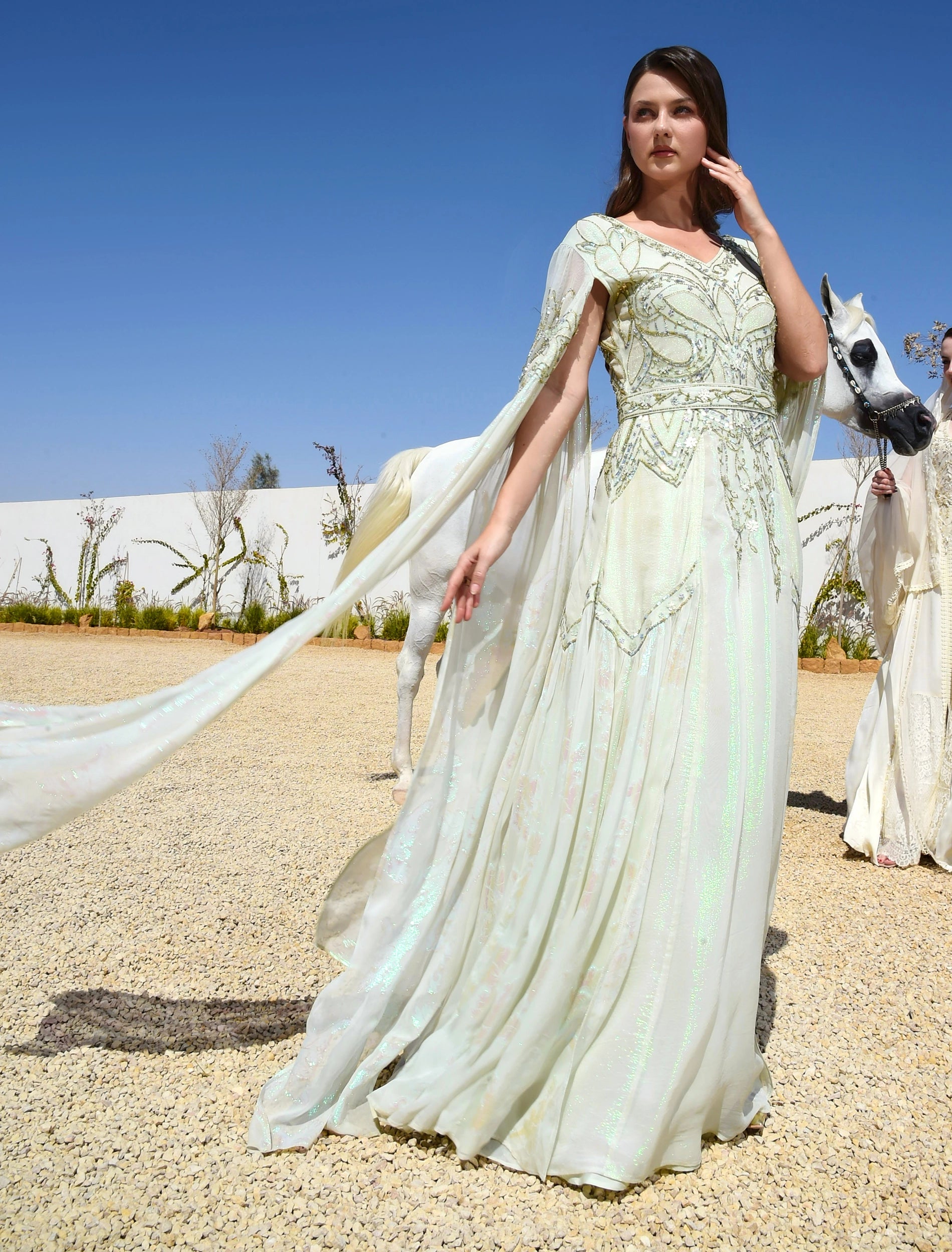 فستان سهرة اخضر فاتح بطول 60 إنش مع كاب عصري