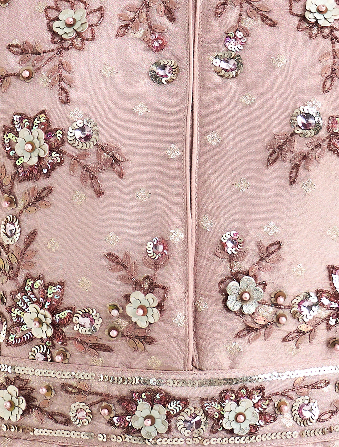 تنورة وجاكيت مطرزة بلون خوخي مميز