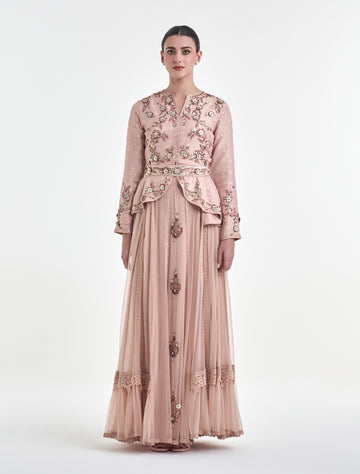 تنورة وجاكيت مطرزة بلون خوخي مميز