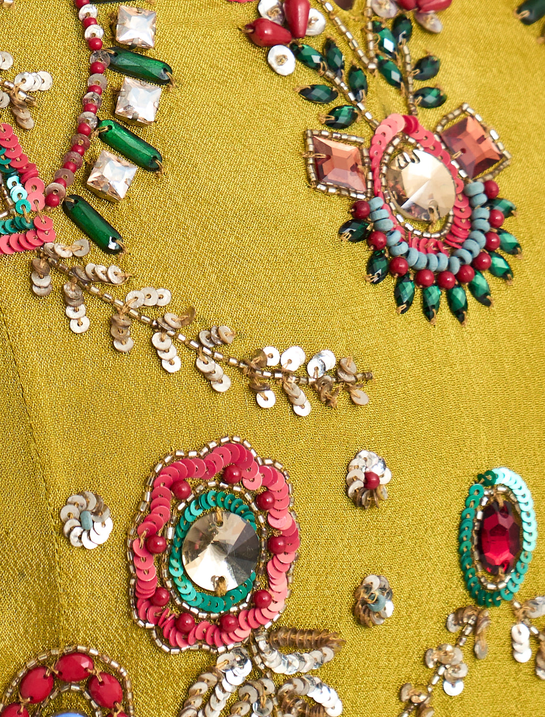 فستان سهرة مطرز يدويًا 