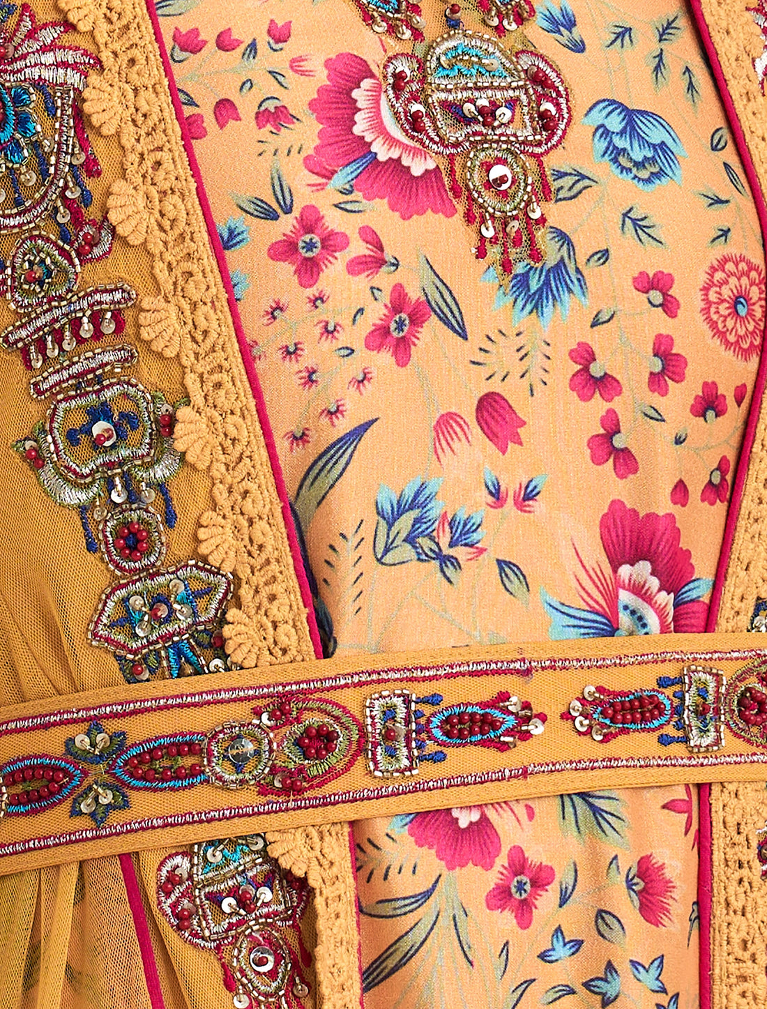 فستان سهرة مطرز يدويًا 