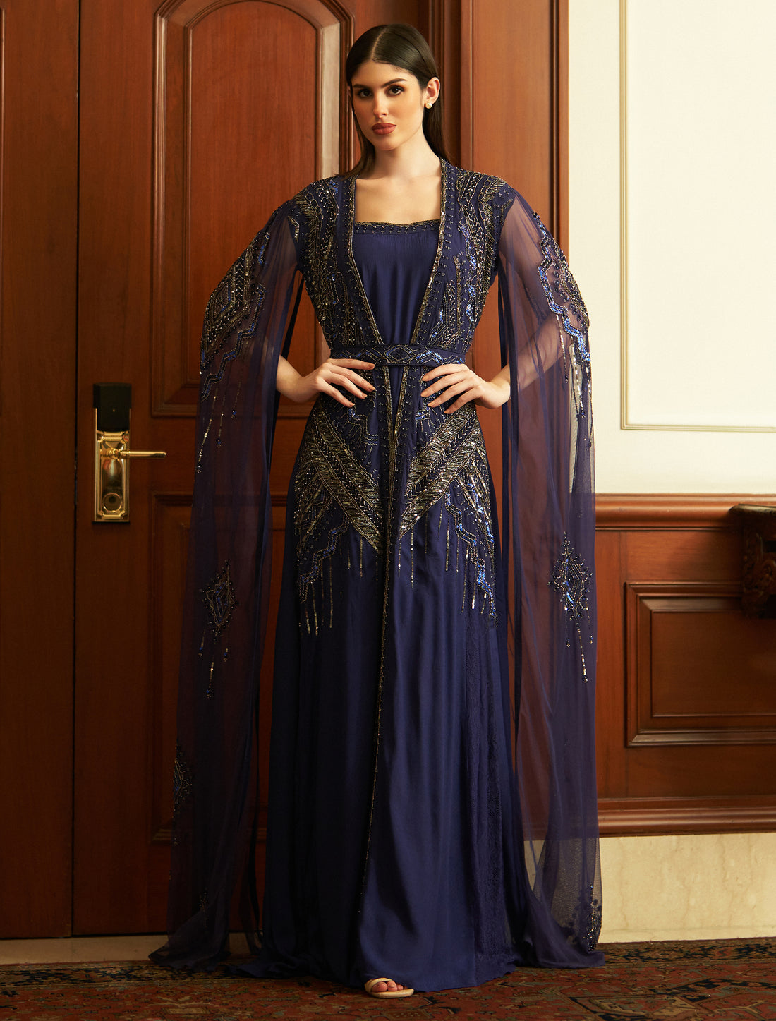 فستان كحلي فخم بأكمام شيفون ناعمة